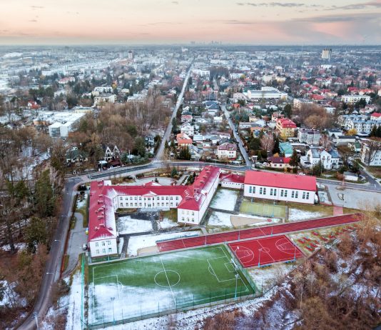 Szkoła Podstawowa Świętojańska z widokiem na Piaseczno z lotu ptaka