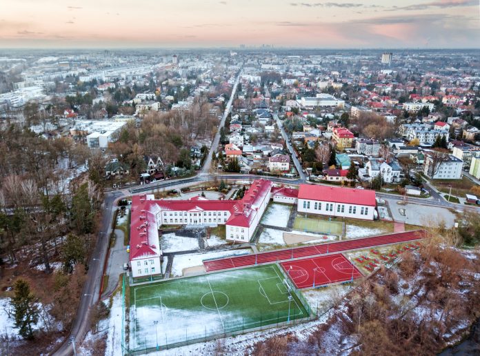 Rozpoczynamy prace nad Strategią Rozwoju Gminy Piaseczno Szkoła Podstawowa Świętojańska z widokiem na Piaseczno z lotu ptaka