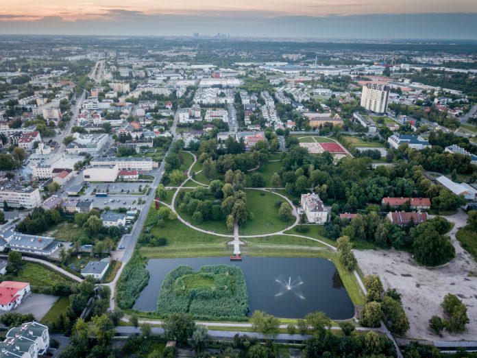 Park miejski. Na zdjęciu fragment miasta z drona, z parkiem miejskim w centrum kadru.
