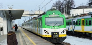 Pociągi Kolei Mazowieckich na stacji PKP Piaseczno