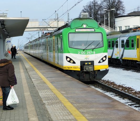 Pociągi Kolei Mazowieckich na stacji PKP Piaseczno