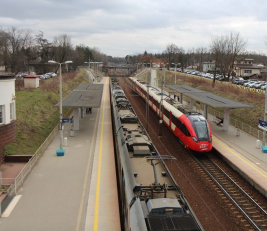 SKM w Piasecznie. Na zdjęciu stacja w Piasecznie i pociąg SKM na torach.