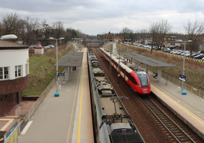 SKM w Piasecznie. Na zdjęciu stacja w Piasecznie i pociąg SKM na torach.