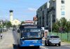 Autobus linii L13. na zdjęciu niebieski autobus, w tle kościół.