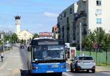 Odwołane kursy linii L-1, L-3, L13, L17, L18 i L19 w dniu 19 czerwca 2026 r. Autobus linii L13. na zdjęciu niebieski autobus, w tle kościół.