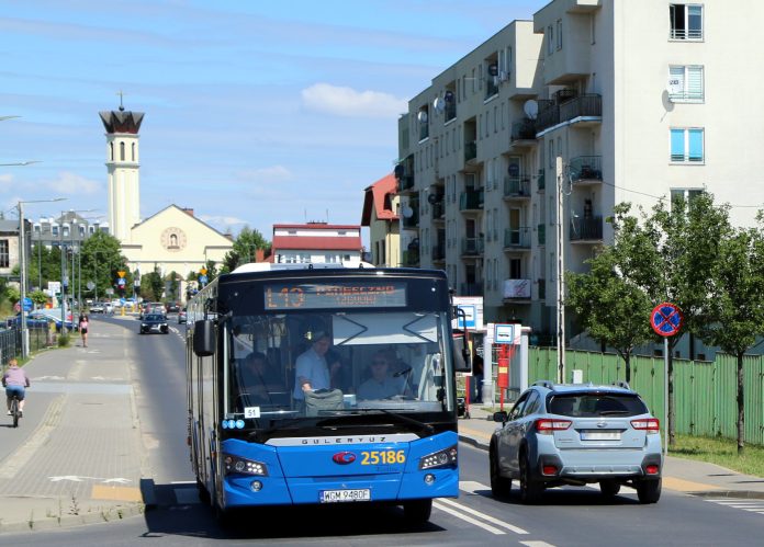 Autobus linii L13. na zdjęciu niebieski autobus, w tle kościół.