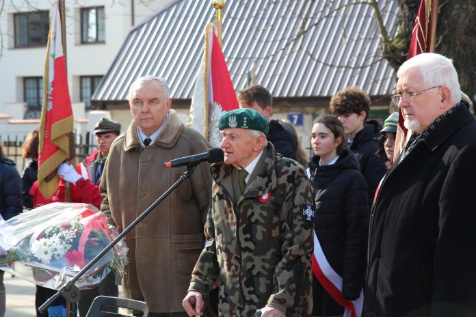 żołnierz Samodzielnego Batalionu im. Brygadiera Mączyńskiego Władysław Sieradzki przemawia