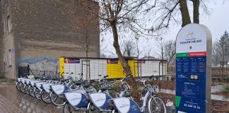 Piaseczyński Rower Miejski. na zdjęciu stacja rowerowe i rowery w stojakach.
