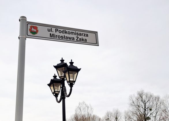 Ulica Mirosława Żaka. na zdjęciu tablica z nazwą ulicy.