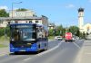 autobus L39. Na zdjęciu niebieski autobus, w tle kościół i inne samochody.