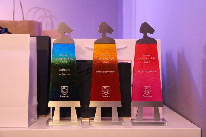 trzy statuetki w kształcie kobiet dla laureatek konkursu