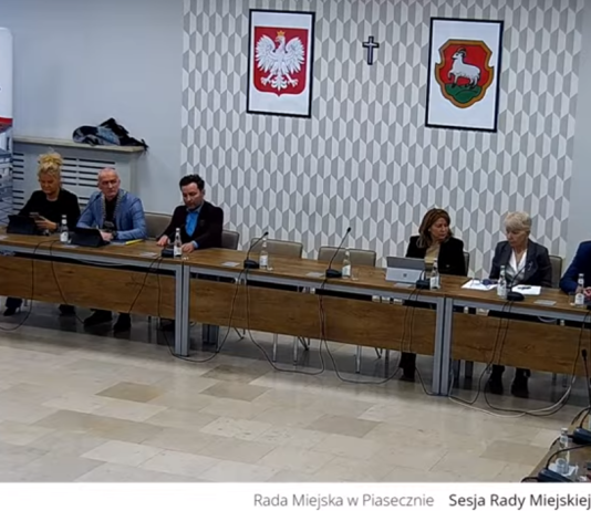 Ilustracja sesja 27.03.2023 LXVIII sesja Rady Miejskiej w Piasecznie. Na zdjęciu sala obrad i radni.