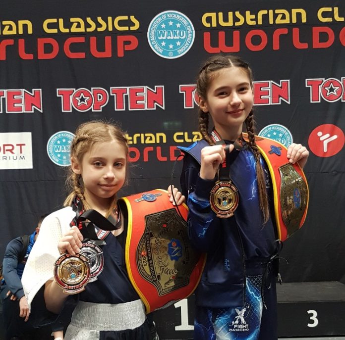 Puchar Świata w Kickboxingu – Insbruck 2023 dziewczynki w sportowych strojach ze zdobytymi medalami w dłoniach