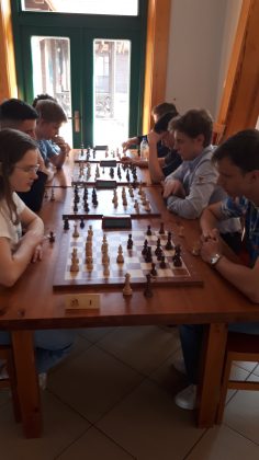 uczniowie grający w szachy