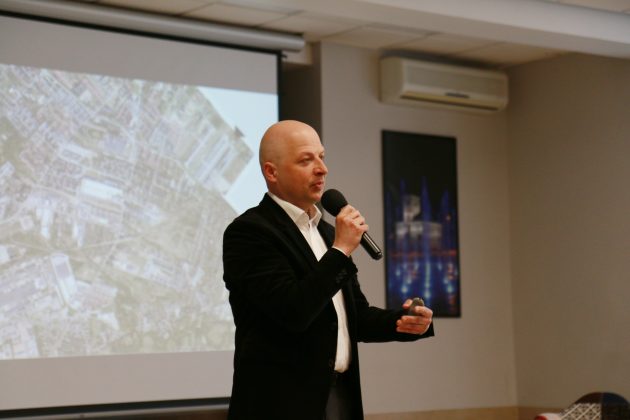 burmistrz opowiada o gminie Piaseczno na sali konferencyjnej