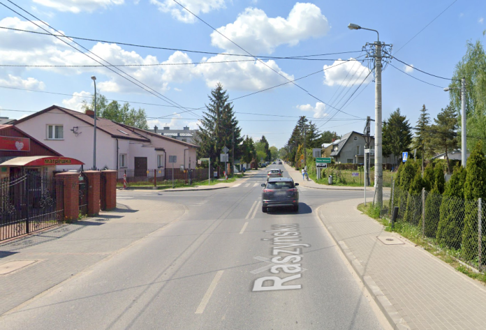 Raszyńska Mleczarska. Na zdjęciu ulica i jadące samochody.