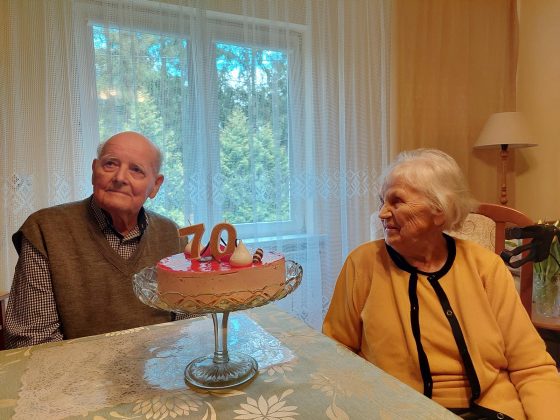 para obchodząca 70 rocznicę, z tortem