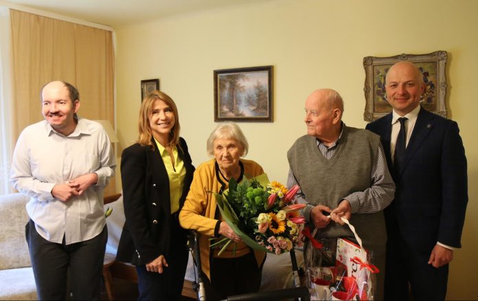 Z wizytą u jubilatów para obchodząca 70 rocznicę pozuje do zdjęcia z burmistrzem i zastępcom