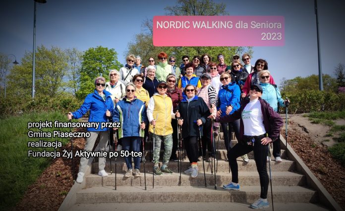 nordic walking dla seniora. Na zdjęciu grupa seniorów z kijkami stojąca na schodach.