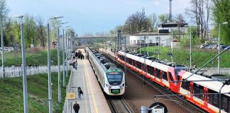 Pociągi Szybkiej Kolei Miejskiej SKM S4 i Kolei Mazowieckich na stacji PKP w Piasecznie