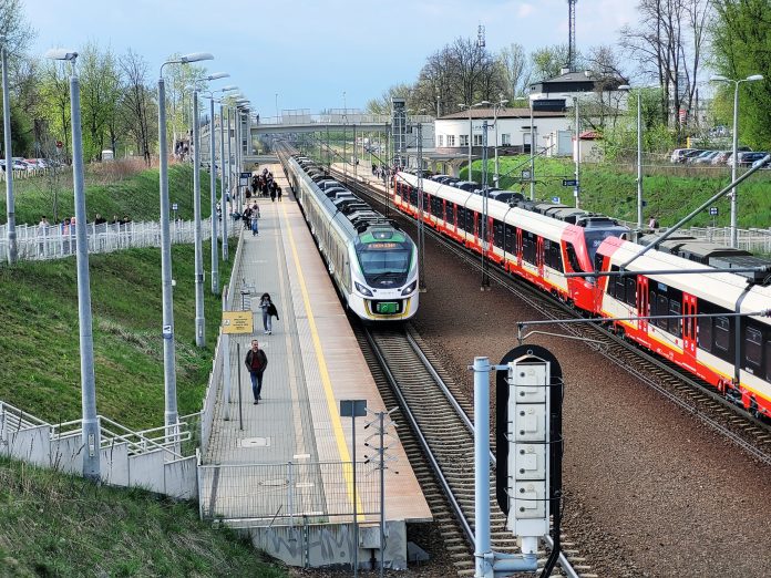 Pociągi Szybkiej Kolei Miejskiej SKM S4 i Kolei Mazowieckich na stacji PKP w Piasecznie