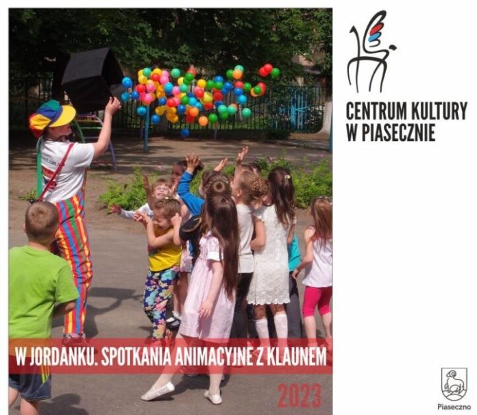 Klaun w jordanku. Na zdjęciu klaun, kolorowe baloniki i dzieci.