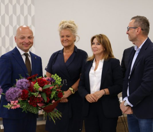 absolutorium. na zdjeciu burmistrz trzymający kwiaty, wiceburmistrzowie oraz wiceprzewodnicząca rady miejskiej