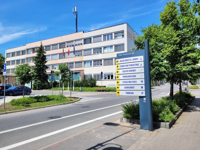 Budynek Urzędu Miasta i Gminy Piaseczno przy ul. Kościuszki 5 (widok od ul. Sierakowskiego)