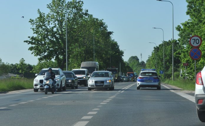 dk79 Piaseczno. Na zdjęciu droga i smaochody.