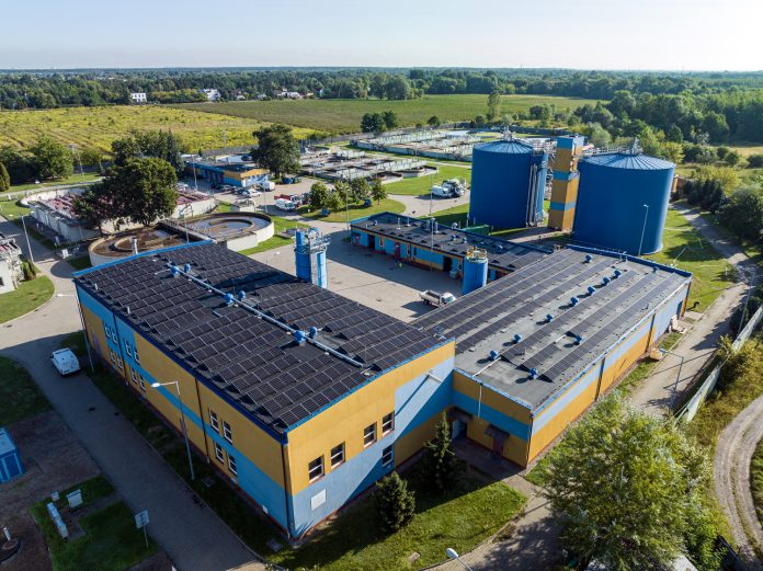 Panele fotowoltaiczne na dach oczyszczalni ścieków w Piasecznie