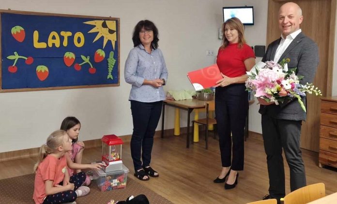Dyrektor przedszkola nr 1 w Piasecznie. Na zdjęciu dwie kobiety, mężczyzna i dwie dziewczynki.