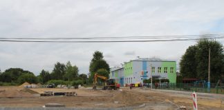 parking SP Jazgarzew. Na zdjęciu plac budowy, w tle budynek szkoły.