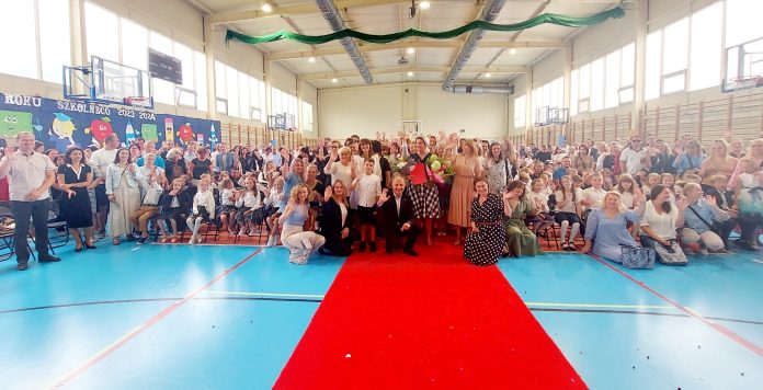 Nowy rok szkolny rozpoczęty SP nr 3 zdjecie grupowe