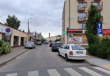 Fabryczna. Na zdjęciu ulica, samochody, budynki.