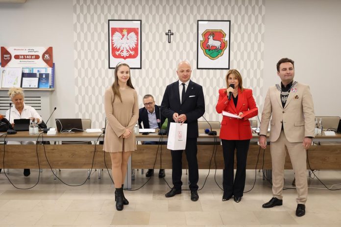 Julia przyjmuje gratulacje od Burmistrza