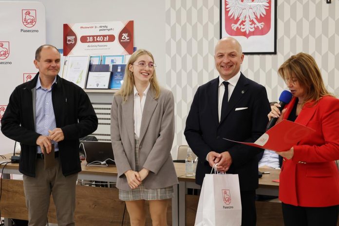 burmistrz, zastępczyni oraz wiceprzewodniczacy rady gratulują mistrzyni oraz jej trenerowi