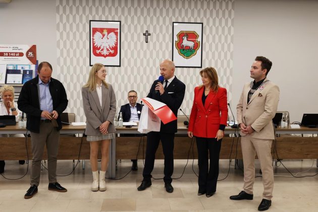 burmistrz, zastępczyni oraz wiceprzewodniczacy rady gratulują mistrzyni oraz jej trenerowi