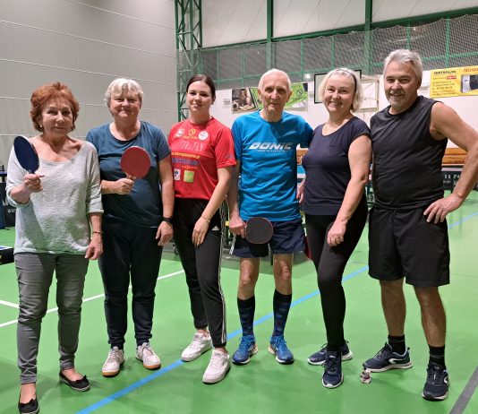 Seniorzy GOSiR. Na zdjęciu grupa seniorów z rakietkami do tenisa.