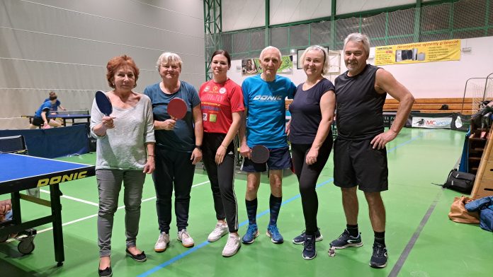 Seniorzy GOSiR. Na zdjęciu grupa seniorów z rakietkami do tenisa.