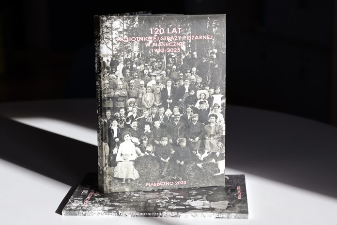 Okładka książki pt.: 120 lat Ochotniczej Straży Pożarnej w Piasecznie 1903-2023, foto Marcin Borkowski