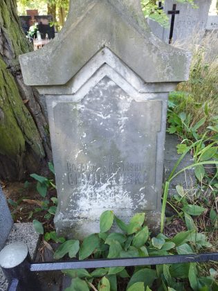 zabytkowe grobowce na cmentarzu parafialnym