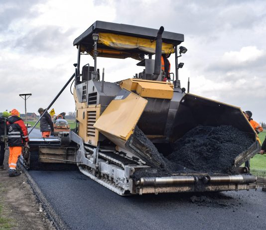 Kładzenie asfaltu - remont budowa ulicy