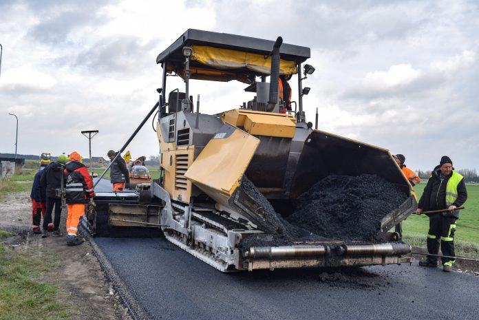 Kładzenie asfaltu - remont budowa ulicy