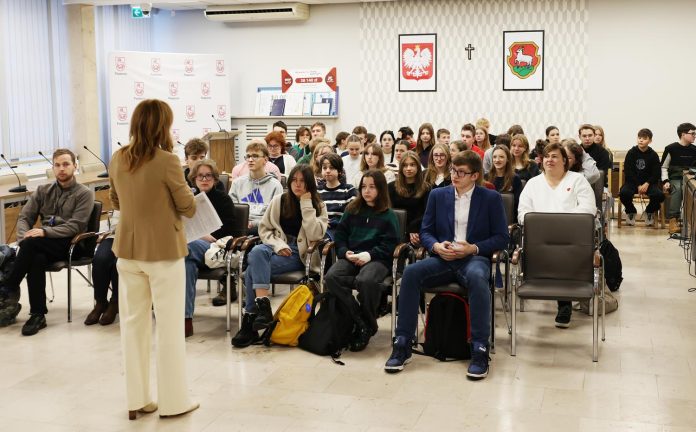 grupa uczniów zgromadzona na sali konferencyjnej urzęduu