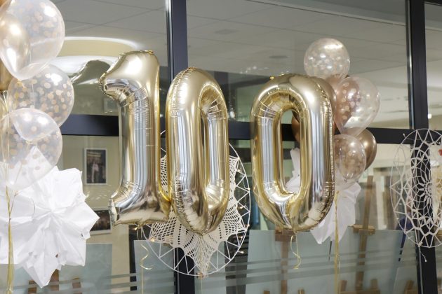 balony układajace się w napis 100