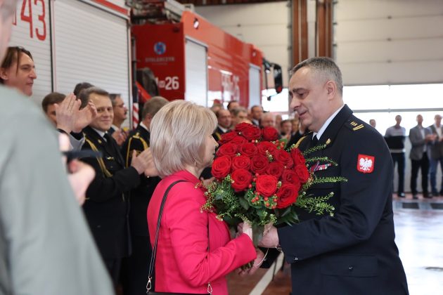 pożegnanie komendanta PSP w Piasecznie, komendant wręcza kwiaty żonie