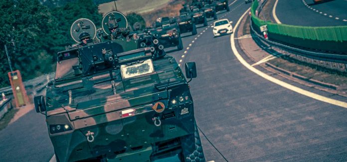 Ilustracja. Ćwiczenia NATO – ruch kolumn pojazdów wojskowych na autostradach i drogach ekspresowych