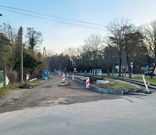 Remontowana ulica Stołeczna, widok z ulicy Redutowej