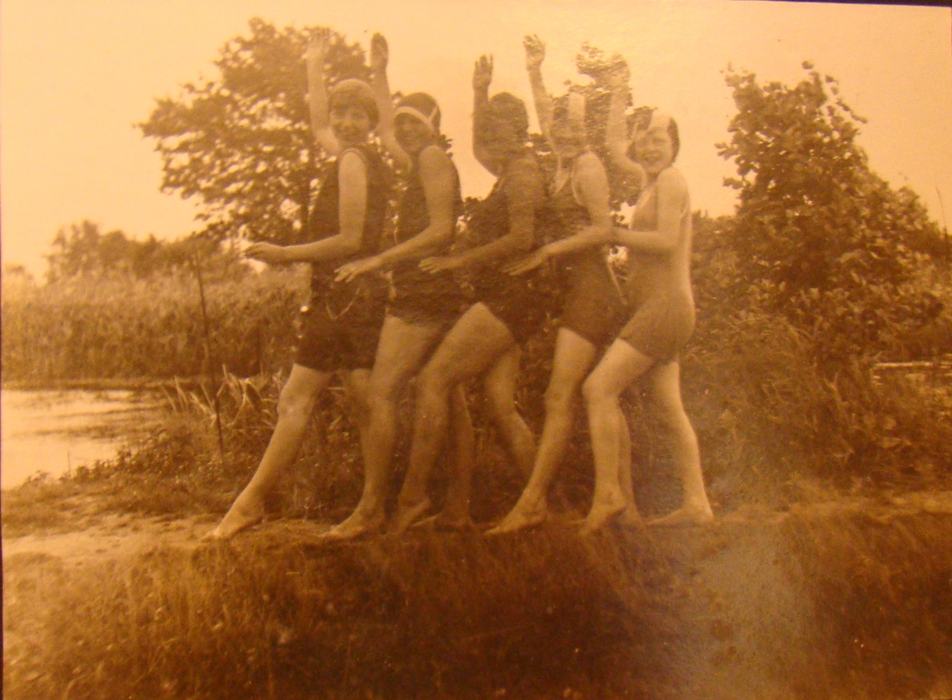 Wakacje. Dziewczęta nad Jeziorką. Na końcu szeregu Maria i Ala Starostówny