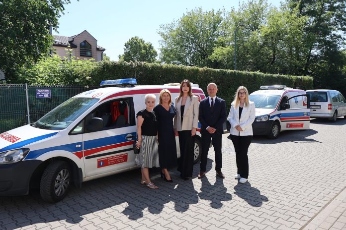 25-lecie istnienia SZPZLO w Piasecznie wspólne zdjecie przy ambulansie
